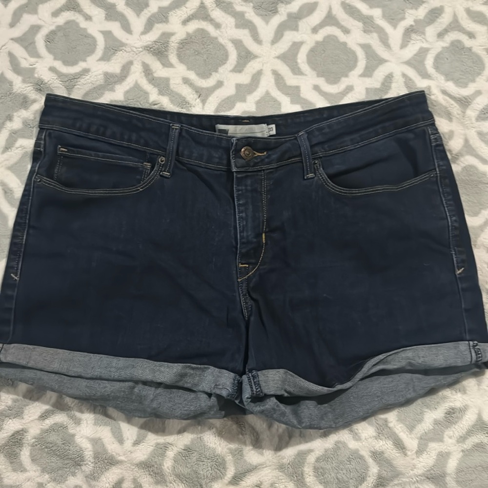 Woman’s size 33 Levi’s Jean shorts (716)